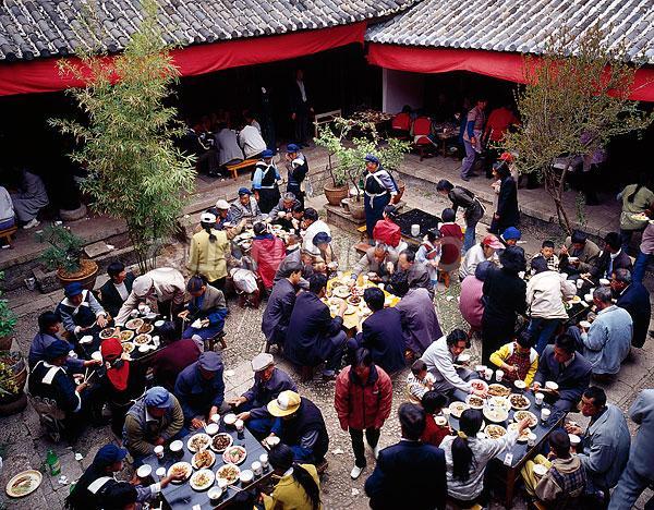 貴州畢節(jié)織金縣板橋鄉(xiāng)政府公職人員在整頓村民亂辦酒席時，雙方發(fā)生沖突并互有出手。