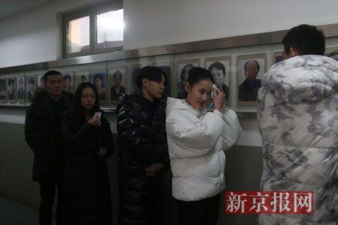 表演系考生考前正用紙巾卸妝。