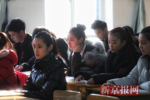 主持系考生正在備考區(qū)等待考試。