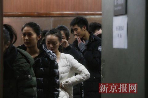 音樂劇系考生在備考區(qū)域等待考試。新京報(bào)記者 周崗峰 攝