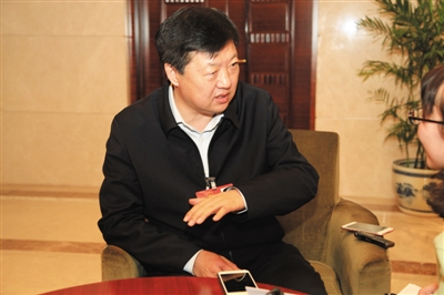 昨日下午，全國人大代表、哈爾濱市長宋希斌在駐地接受新京報記者專訪。張磊 攝