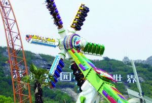 3月28日零點剛過幾分鐘，上海迪士尼6月16日開園日的門票就宣告售罄，巨大的訪問量一度導致票務系統(tǒng)出現(xiàn)間歇性故障，被網(wǎng)友調(diào)侃“激烈程度堪比春運”。網(wǎng)上甚至有“黃牛”將一張開園門票炒到幾千元。
