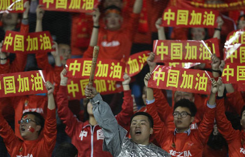 中國(guó)隊(duì)球迷在看臺(tái)上為球隊(duì)加油。新華社發(fā)