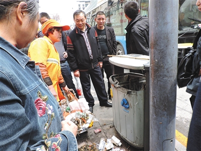 四川達(dá)州市通川區(qū)一垃圾桶，被搶槍支在此被找到。