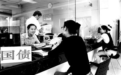 由于網(wǎng)銀和柜臺(tái)同時(shí)開(kāi)售，部分銀行網(wǎng)點(diǎn)甚至來(lái)不及賣出一筆就發(fā)現(xiàn)額度全部被搶光供圖/視覺(jué)中國(guó)