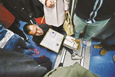 在賣藝時，李大鵬會把判決結果掛在胸前
