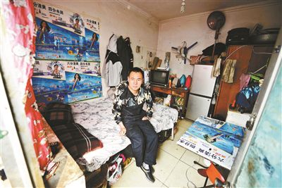 早晨收拾停當后，李大鵬準備前往地鐵賣藝