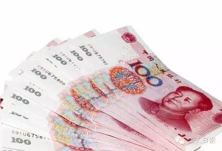 按照4月1日起上海執(zhí)行的月最低工資標(biāo)準(zhǔn)2190元計(jì)算，勞動(dòng)者在5月1日當(dāng)天加班，每天的加班工資至少有302元。如果3天都加班、不調(diào)休，加班工資至少有704元。