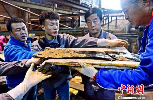 圖為南昌西漢?；韬钅怪鳂∈铱脊虐l(fā)掘現(xiàn)場出土了一組漆器“屏風”?！」?攝