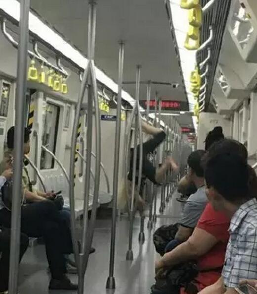 女子在地鐵上跳鋼管舞。
