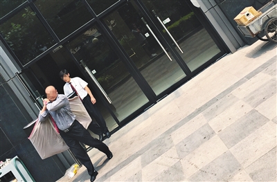 昨日11時許，新華聯(lián)國際公寓門口，一男子將電視等賭具轉(zhuǎn)移，后被警方控制