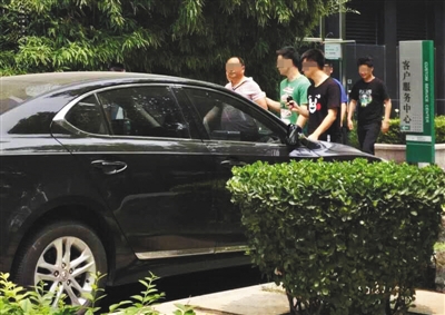 昨日下午，北京警方從新華聯(lián)國際公寓內(nèi)帶出一名男子