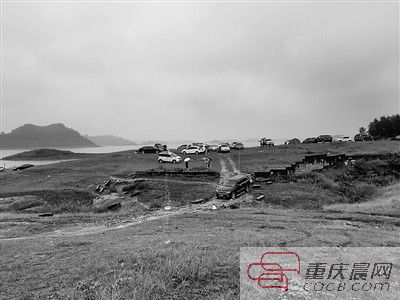 10日，約30輛自駕車(chē)被困在長(zhǎng)壽湖的這片湖灘上。