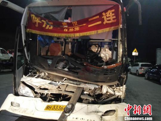 圖為載客大巴車，受損嚴重。