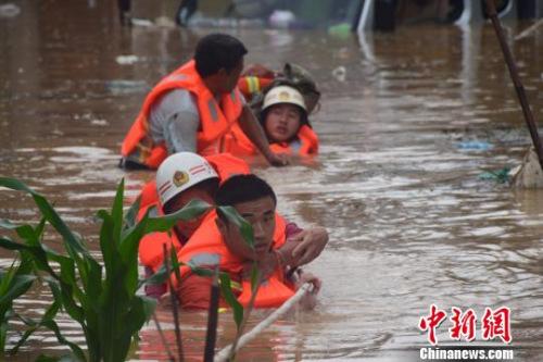資料圖：6月20日，貴州省黔西南州暴雨成災(zāi)。圖為消防員抗洪救人?！∏髂舷?攝