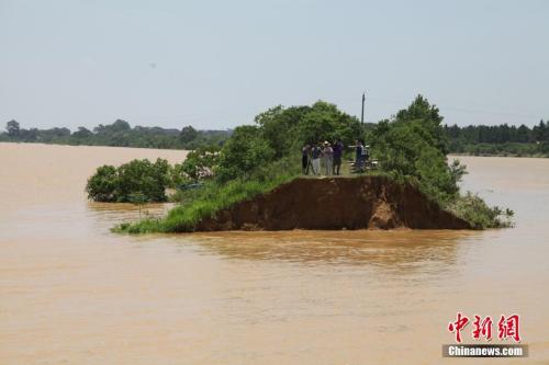 資料圖：6月21日，江西鄱陽(yáng)縣濱田水庫(kù)泄洪道河堤(濱田河)潰口現(xiàn)場(chǎng)。 王劍 攝