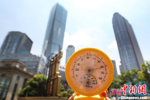 7月26日中午12點(diǎn)39分，南京街頭高溫逼人，用溫度計測量的實(shí)時溫度超過40攝氏度。 中新社記者 泱波 攝