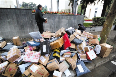 2015年11月19日，江蘇省南京市，河海大學(xué)校園外的路上大堆的快遞。圖/視覺中國(guó)