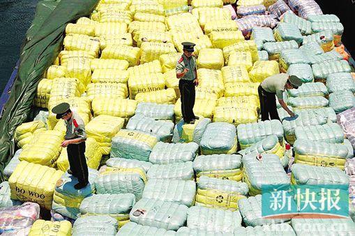 邊防官兵正在檢查截獲的走私舊衣物。 通訊員供圖
