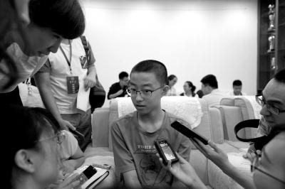 14歲的最小新生黃家琪淡定接受記者群訪。