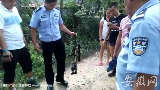 警方在案發(fā)地附近找到的槍支。