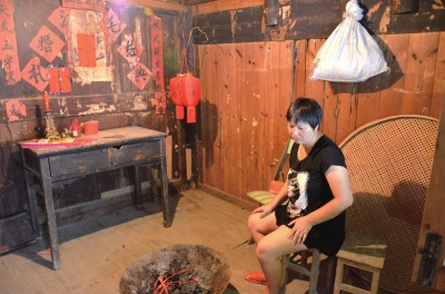 邱巧媚經(jīng)常一個人坐在屋里發(fā)呆。本版圖片京華時報記者 韓林君 攝