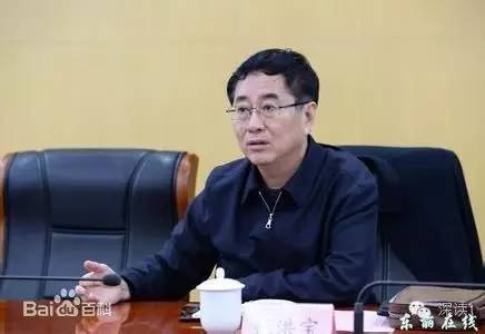 通報(bào)指出，張洪寶眼看著幾年前還不知名的個(gè)體老板搖身一變成為大企業(yè)家，心里既艷羨又發(fā)酸，滋生了“我為他們贏得了好的發(fā)展機(jī)遇，收些款物就權(quán)當(dāng)是對(duì)我這些年辛勤工作的一種補(bǔ)償”的念頭。于是他開始熱衷于與身邊的企業(yè)老板拉拉扯扯、勾肩搭背，剛開始只是幾頓飯、幾張卡，日積月累，越陷越深，不給錢不辦事，給了錢才辦事，在東麗人稱