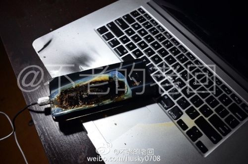根據(jù)圖片來看，蘋果MacBook Pro筆記本觸控面板左邊部分被熏黑，而且該網友也提供了充電設備，就是三星Note 7原裝充電器。