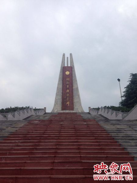 桐柏是革命老區(qū)，英雄紀念碑位于南端翠屏山上。