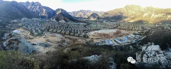 河北淶水“青青小鎮(zhèn)”1-6期全景圖，上百棟別墅組成的別墅群依山而建。部分山體被炸平，準(zhǔn)備建起聯(lián)排雙拼別墅。    新京報(bào)記者 大路 攝