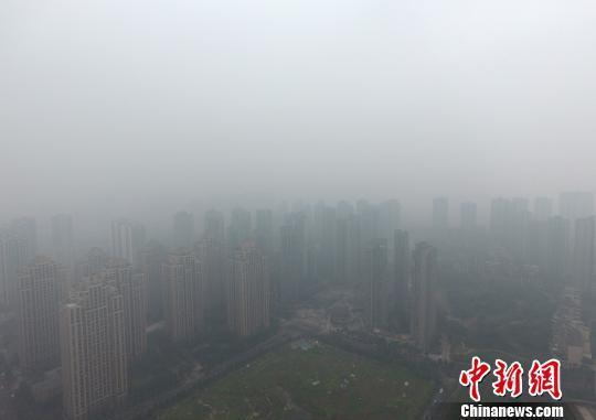  1月5日，重慶主城上空一片灰蒙蒙。