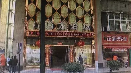 張阿姨說，附近柜臺一名工作人員，說什么也不讓她在這塊走廊哄孫女，幾句不和，雙方吵了起來。