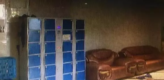 事后一家在浴場里燃放爆竹？