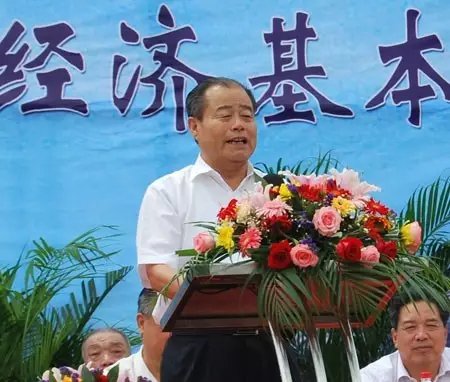 信發(fā)集團(tuán)發(fā)展成為一家集發(fā)電、供熱、氧化鋁、電解鋁、碳素、燒堿、聚氯乙烯、電石、鋁深加工等產(chǎn)業(yè)于一體的現(xiàn)代化大型企業(yè)集團(tuán)，位于山東聊城茌平縣。2016年10月，信發(fā)集團(tuán)董事局主席張學(xué)信在接受山東商報采訪時表示，44年企業(yè)沒有一名員工離職。