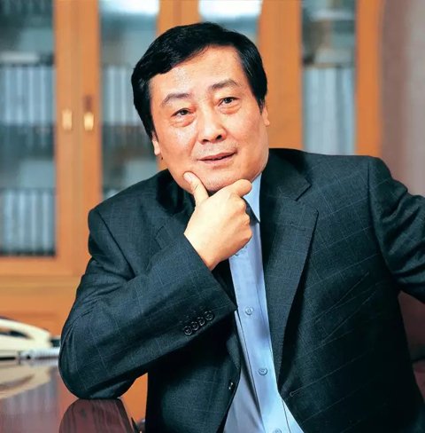 靠一瓶一瓶賣水發(fā)家的娃哈哈董事長宗慶后曾接受《環(huán)球時報》采訪表示，企業(yè)家社會責(zé)任除了體現(xiàn)在為社會創(chuàng)造財富，解決更多就業(yè)，以及增加稅收貢獻(xiàn)，再者就是要把員工照顧好，讓員工在企業(yè)發(fā)展，收入生活水平提高。