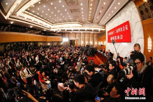 資料圖：2016年3月2日，全國政協(xié)十二屆四次會議新聞發(fā)布會在北京人民大會堂舉行，大會新聞發(fā)言人王國慶回答記者提問。 中新社記者 杜洋 攝