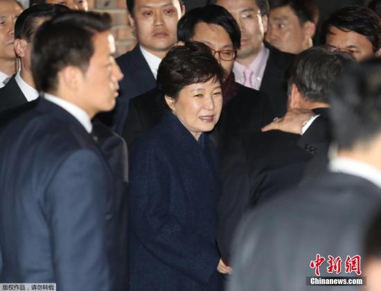 樸槿惠抵達私宅面帶微笑。