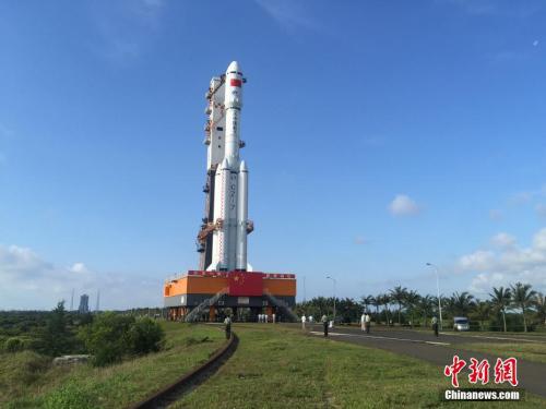 4月17日7時(shí)30分，承載著長(zhǎng)征七號(hào)遙二運(yùn)載火箭與天舟一號(hào)貨運(yùn)飛船組合體的活動(dòng)發(fā)射平臺(tái)，垂直轉(zhuǎn)運(yùn)至發(fā)射區(qū)，標(biāo)志著“天舟一號(hào)”飛行任務(wù)正式進(jìn)入發(fā)射階段。閆寧 攝