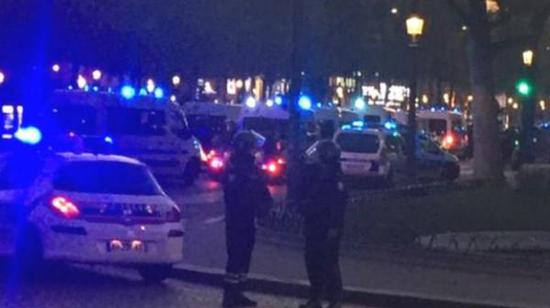 據(jù)英國廣播公司（BBC）消息，巴黎警方稱，巴黎中部發(fā)生槍擊事件，一名警察死亡，另一名受傷。