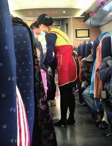 高鐵盒飯價格過高問題，近年來已成為社會熱點話題。高鐵盒飯價格緣何居高不下呢？究竟是盒飯企業(yè)壟斷化經(jīng)營，還是盒飯的成本高？這都需要高鐵相關(guān)部門公開透明，算出明細(xì)賬。