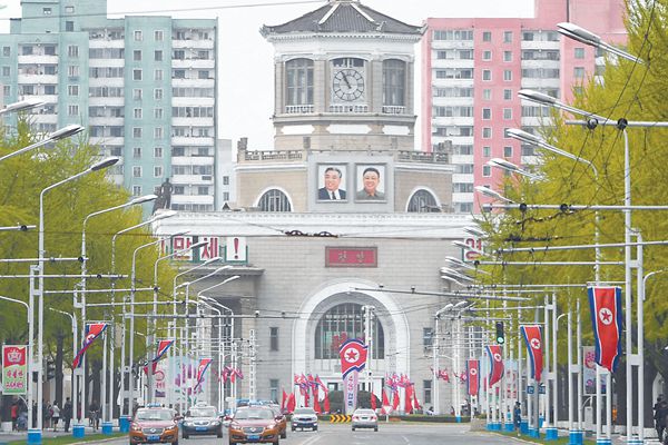 4月25日是朝鮮人民軍建軍85周年紀(jì)念日。圖為24日的平壤街頭。