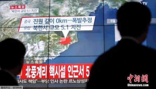 圖三 資料圖：韓國民眾觀看電視對朝鮮媒體試射氫彈的報道。