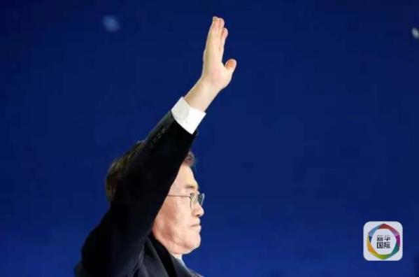 目前民調(diào)領(lǐng)先的共同民主黨候選人文在寅方面當(dāng)天上午表示，強(qiáng)行在星州部署“薩德”的做法“無視國民意愿和程序”，實際上切斷了下屆政府針對“薩德”相關(guān)政策的判斷余地。
