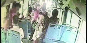 女司機(jī)路見不平一聲吼，小女孩方才脫身 視頻截圖