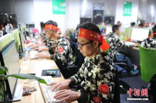 資料圖：安徽蕪湖某電商迎戰(zhàn)雙十一。中新社記者 張婭子 攝