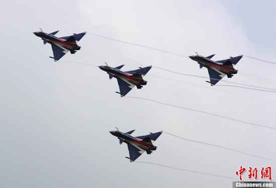 資料圖：殲-10表演機(jī)。<a target='_blank'  _fcksavedurl='http://www.chinanews.com/' _fcksavedurl='http://www.chinanews.com/'>中新社</a>發(fā) 申進(jìn)科 攝
