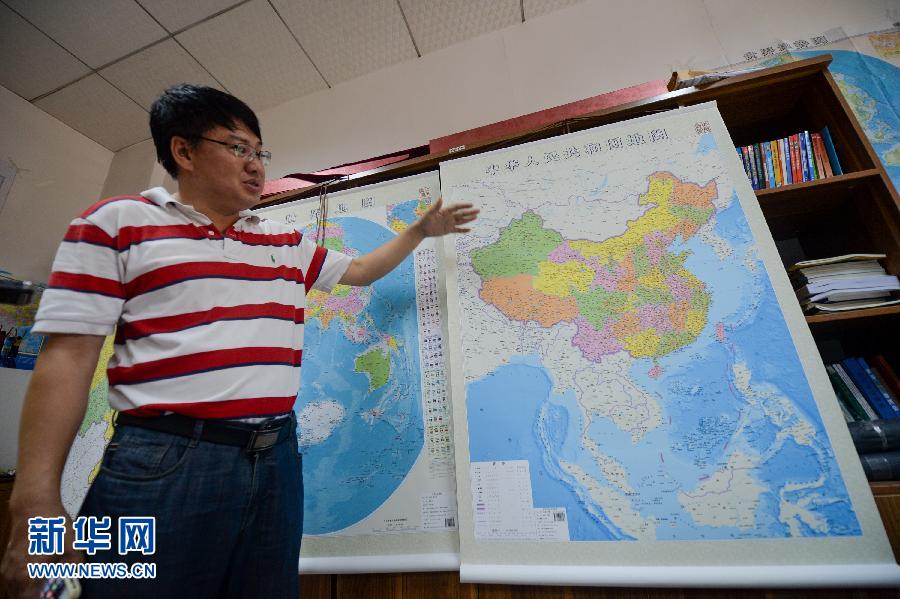 6月23日，湖南地圖出版社總編輯雷宜遜在介紹豎版《中華人民共和國地圖》。