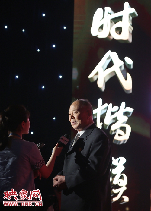 河南鄧州“編外雷鋒團”團長宋清梅，在“時代楷?！卑l(fā)布廳接受中央媒體現(xiàn)場采訪。
