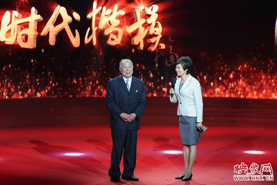 河南鄧州“編外雷鋒團”團長，在“時代楷?！卑l(fā)布廳接受敬一丹訪問。