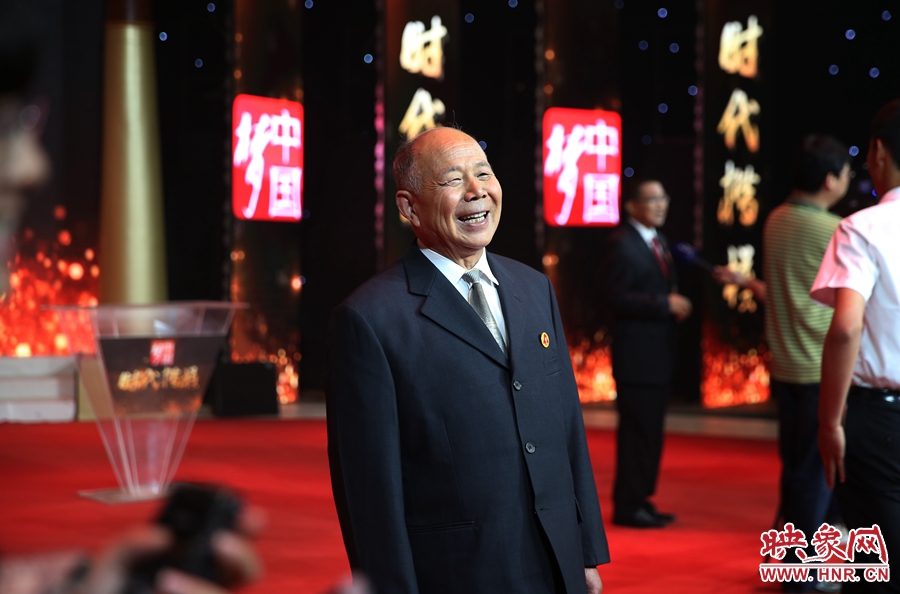 河南鄧州“編外雷鋒團”被中宣部授予“時代楷?！睒s譽稱號，團長宋清梅非常激動和高興。